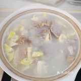 葱结放入锅中煮，如果有高汤最好