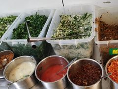 配料台。挺丰富的。-文山荷鲜居(翠湖店)