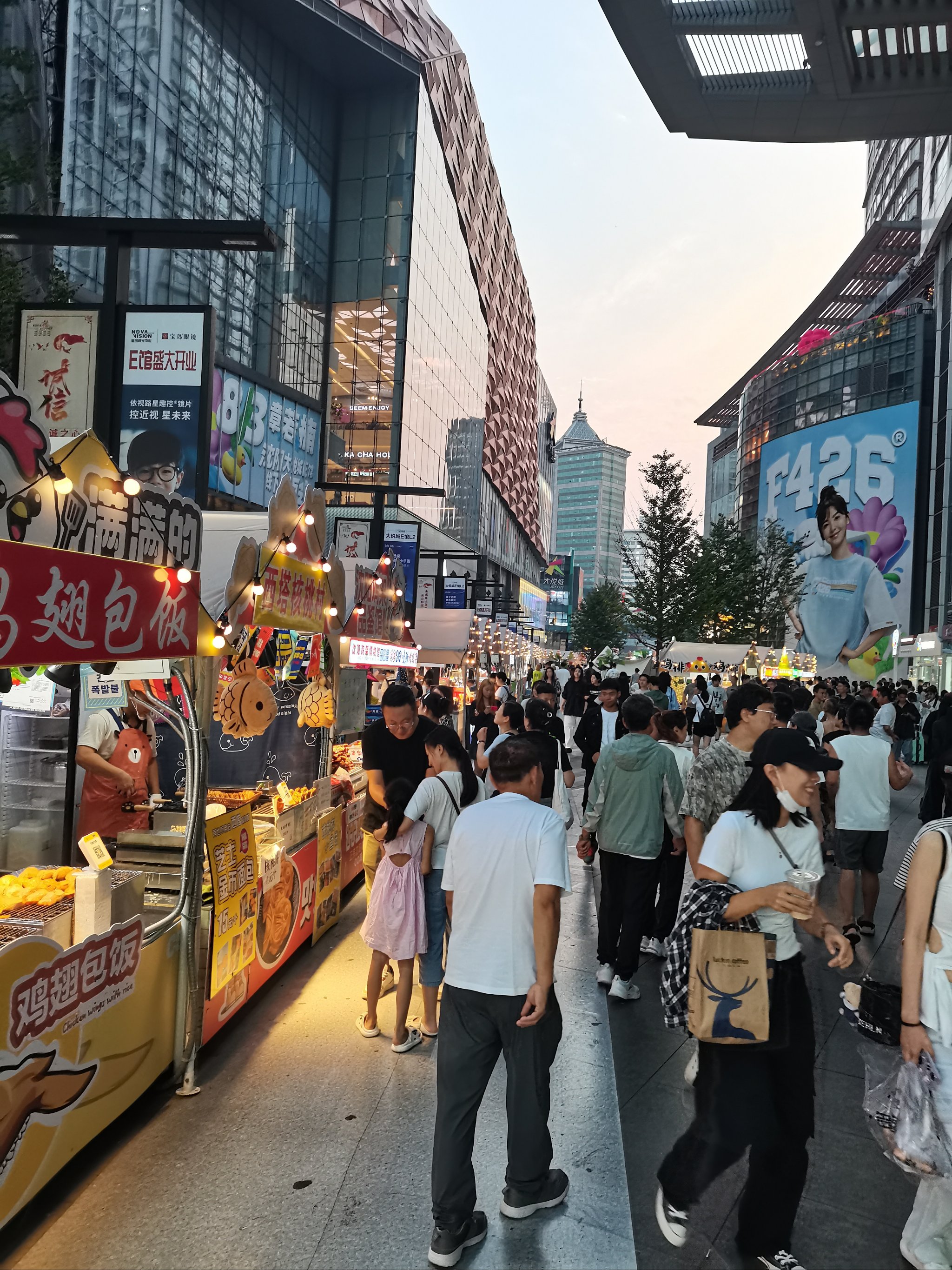 热闹的街景 真实图片