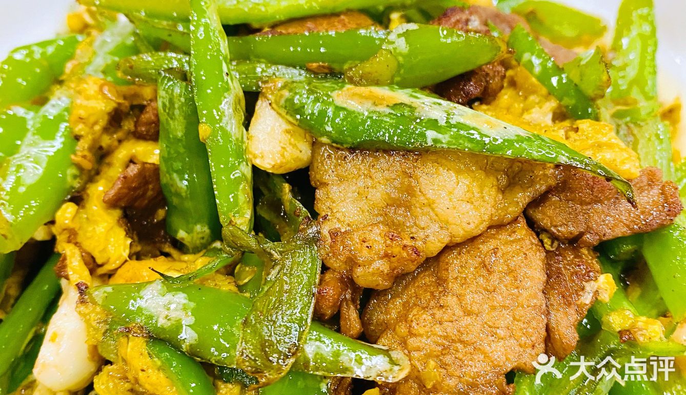 后厨一大排大铁锅，一两分钟就出餐！