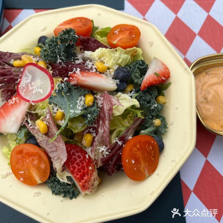 龙门浩老街的江景餐厅位置太好了,坐在这喝茶吃饭我能呆半天