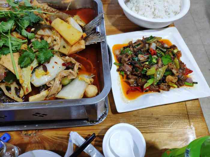 位於師大邊上的一家集燒烤以及炒菜於一體的小餐館.