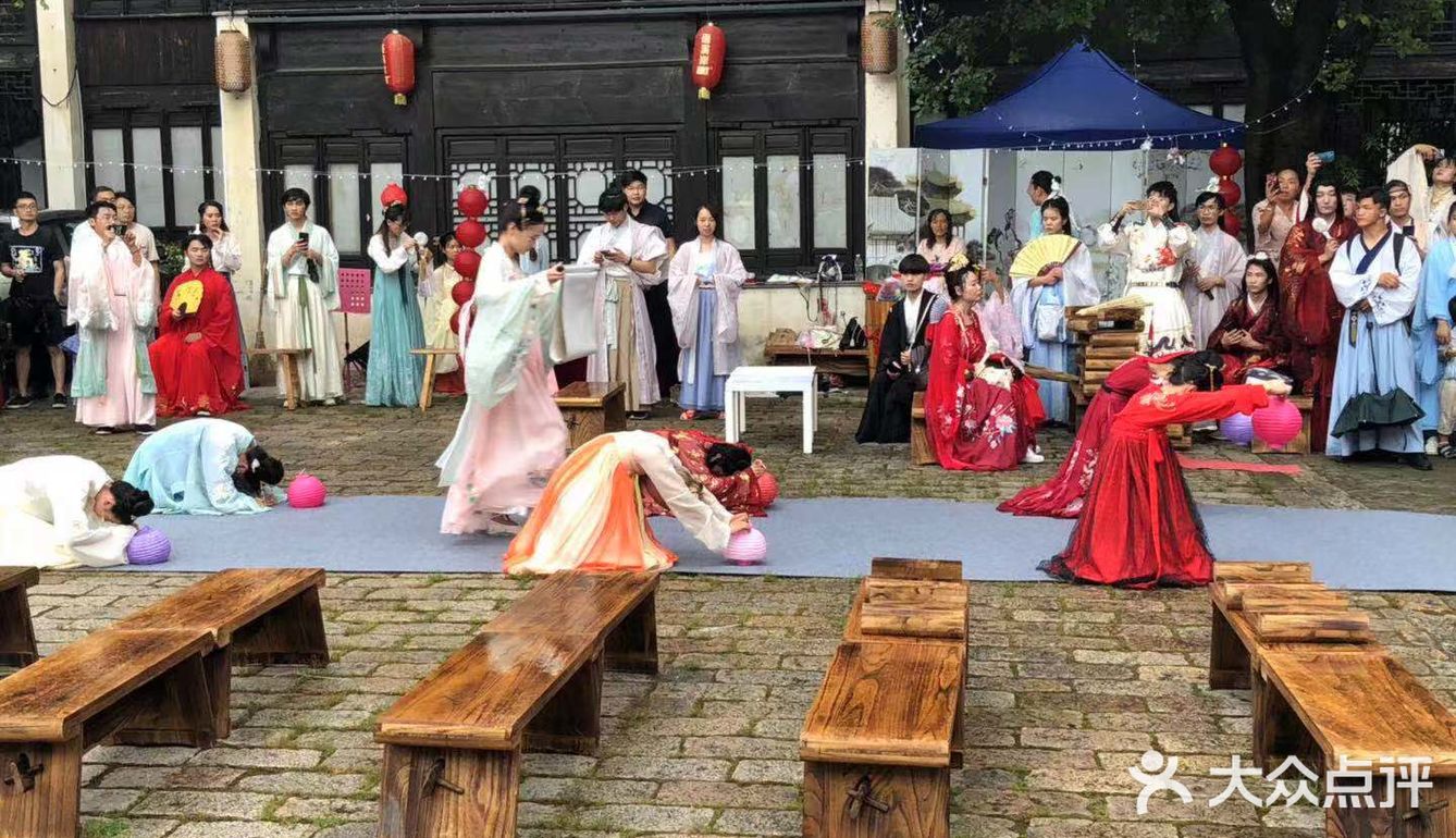 拜乞巧，很有仪式感。喜欢汉服文化
