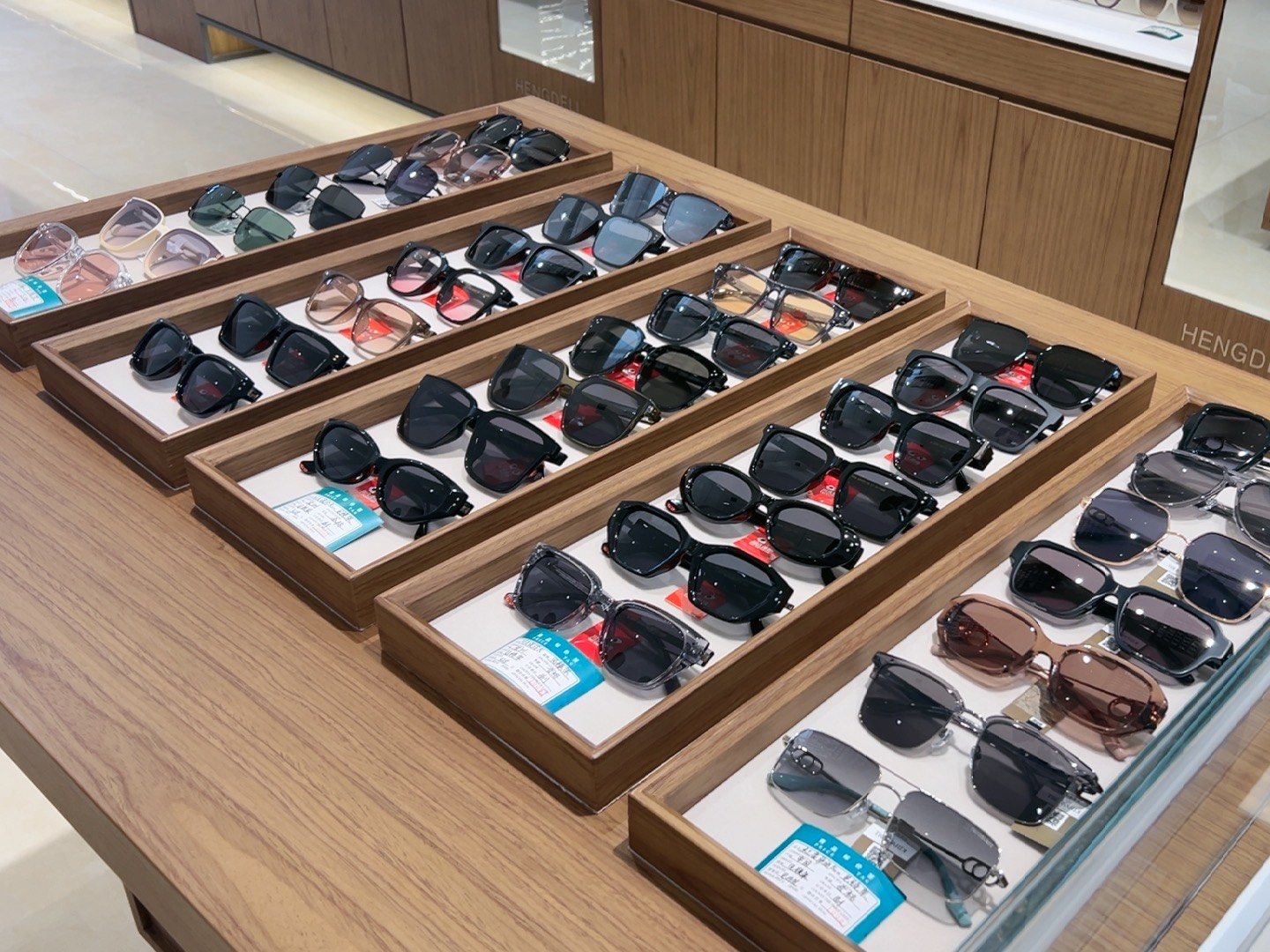 店内环境整洁明亮,眼镜陈列有序,款式多样