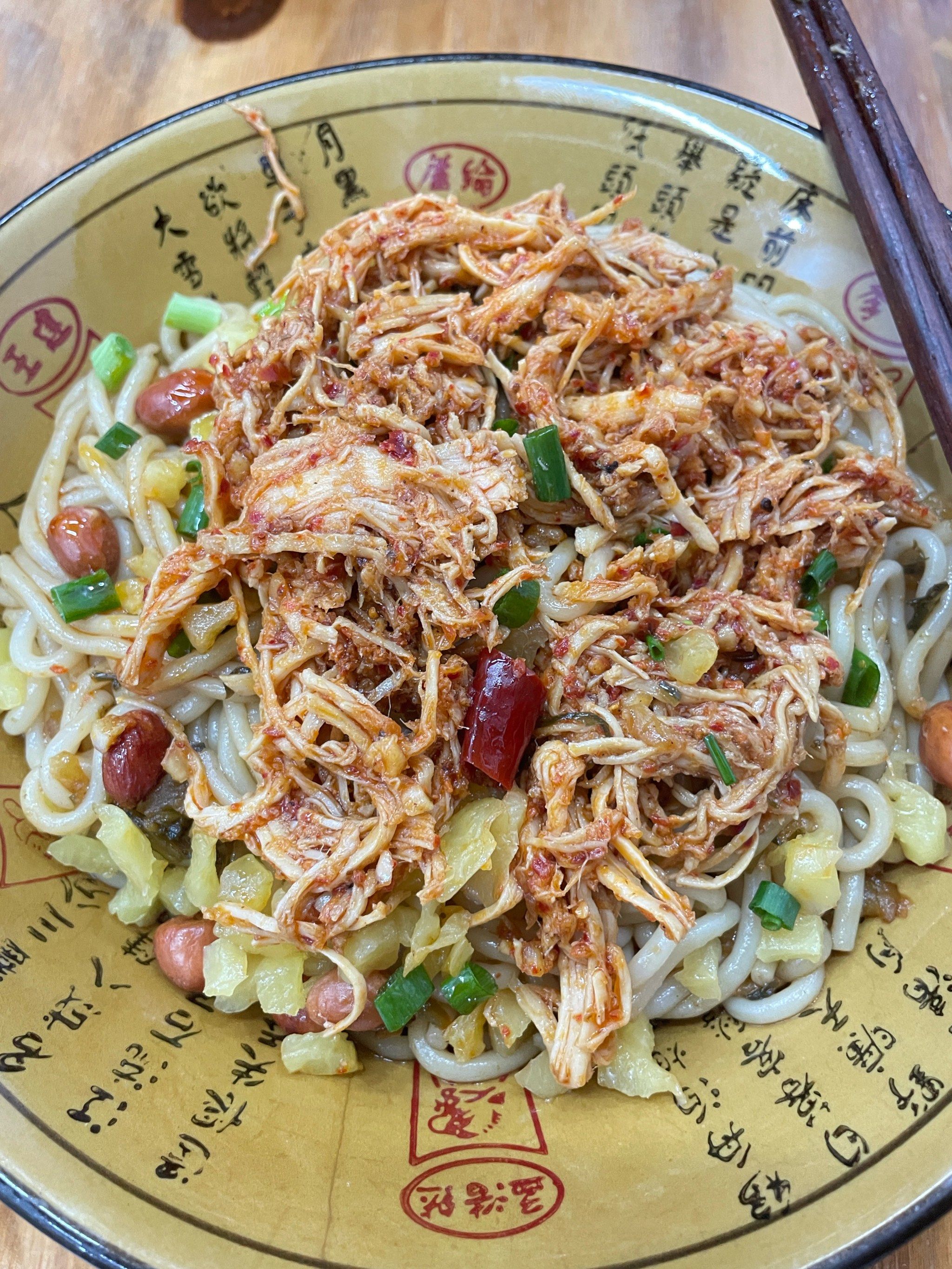 n门店很干净,透明窗口可以看见,值得推荐
品类推荐:
鸡丝拌粉