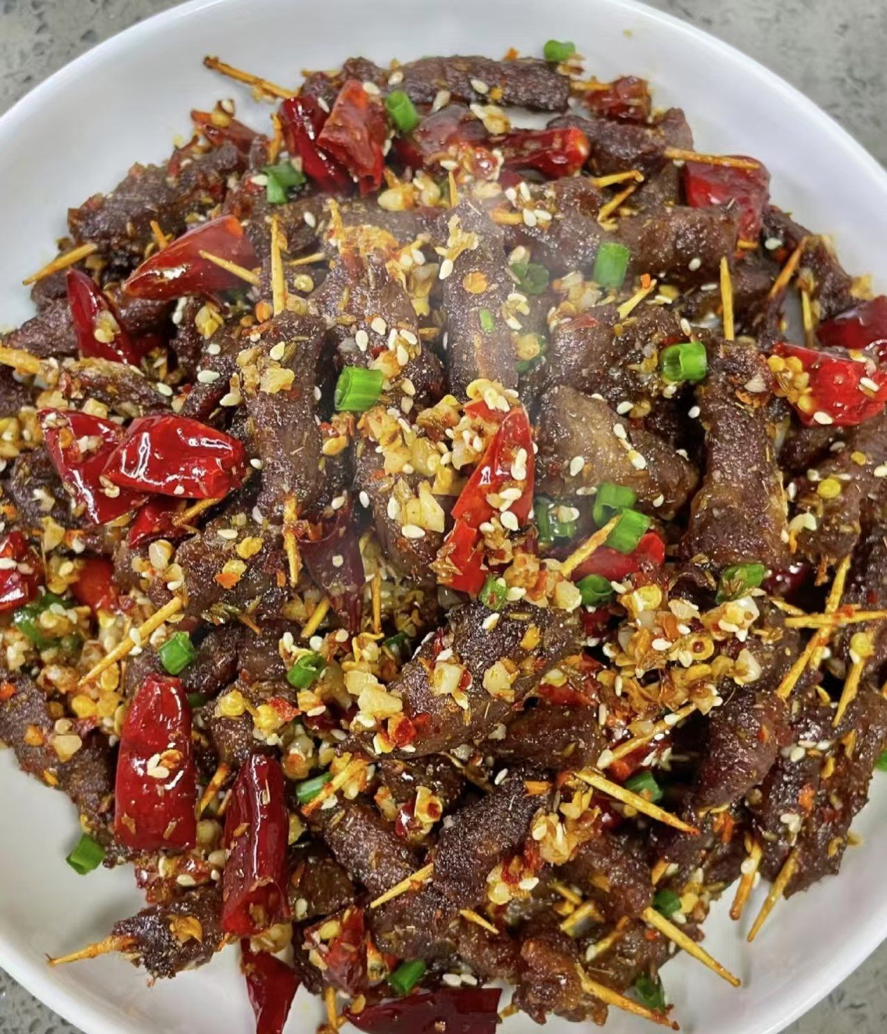 麻辣牛肉,一道充满四川风味的菜肴,以其独