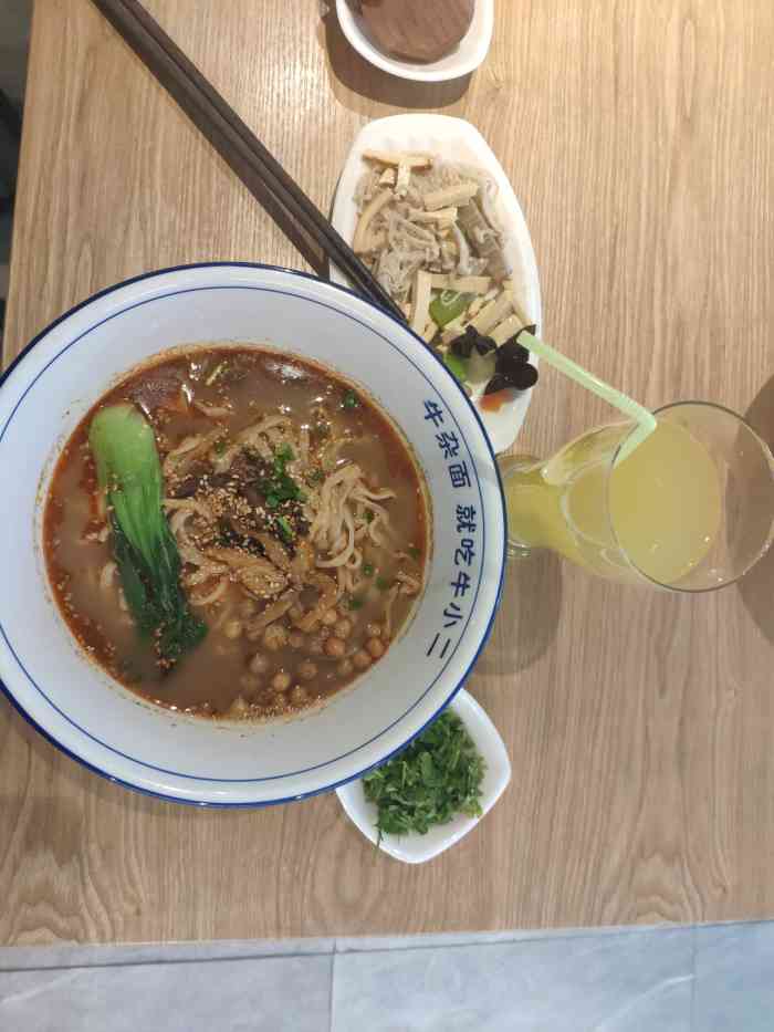 牛小二牛杂面(万达广场店)-"一进门就看到了标志性的大碗,我们两个人