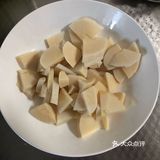 稻香村买的熟肥肠，先过油煸一煸，把里面肥油煸出来