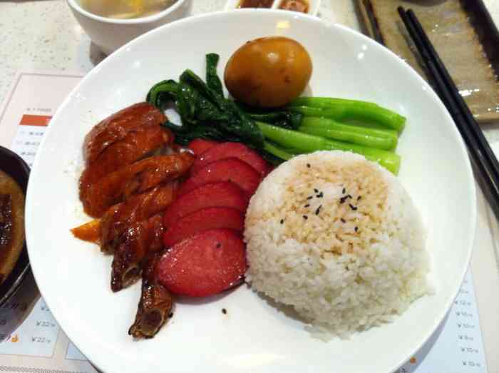 打分 80 /人 光启城地下小吃店很多,这家主打港式简餐～烧味还可以,烤