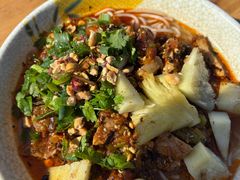 菠萝火烧肉米线-老奶烧肉米线