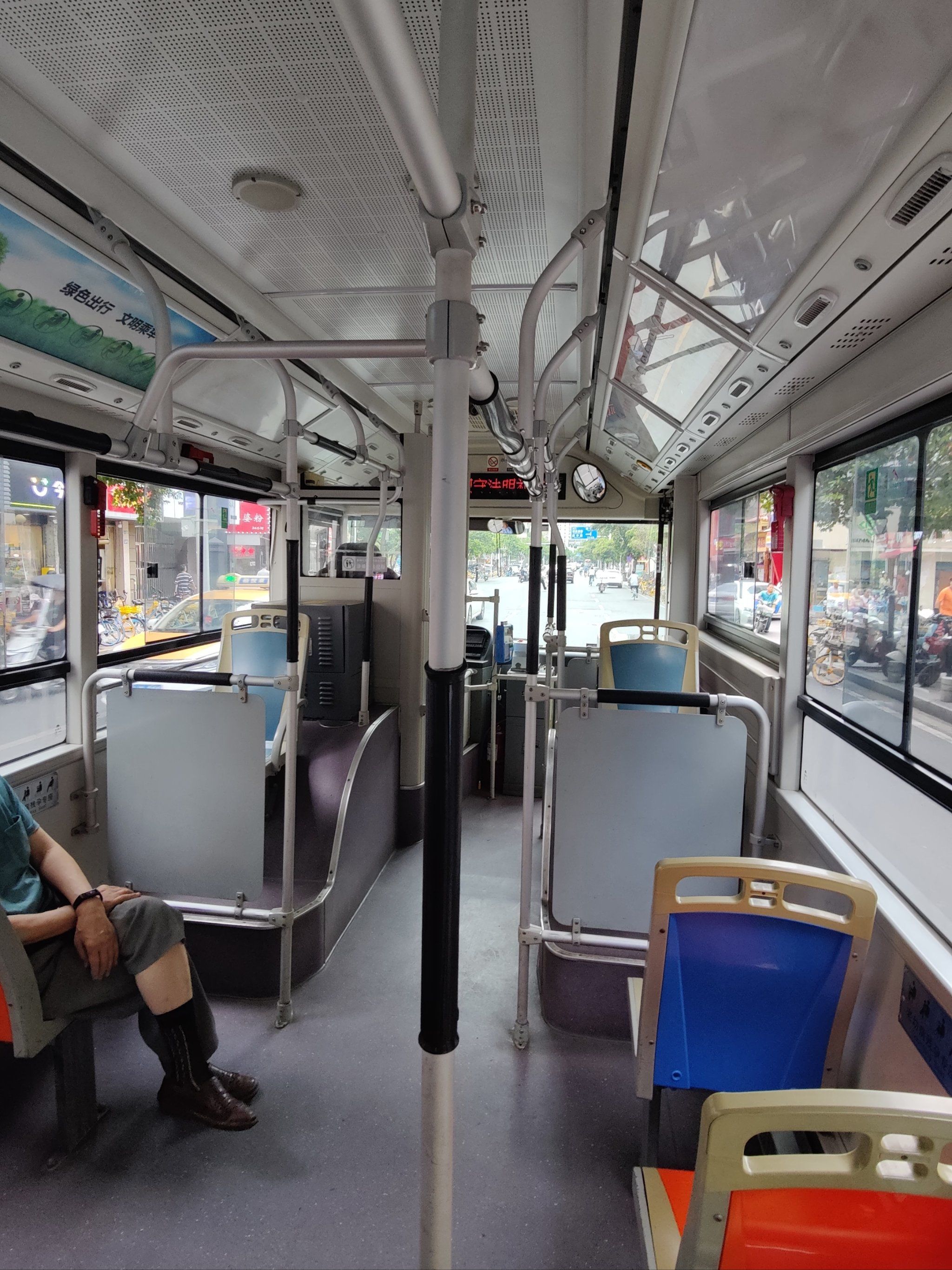 为啥坐公交车人越来越少了呀🥲