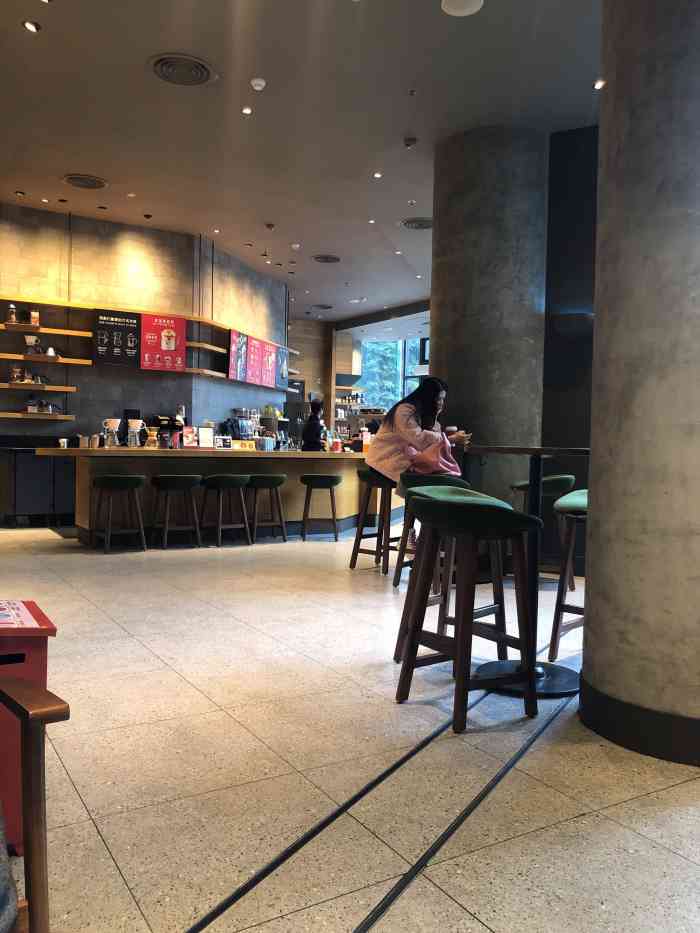星巴克(袁家岗k-land店"这次来重庆两天,喝咖啡喝安逸了,这家在.