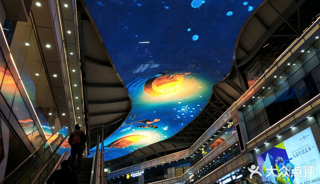 美食、商场,茶饮都有,最重要的是,徜徉在银河里