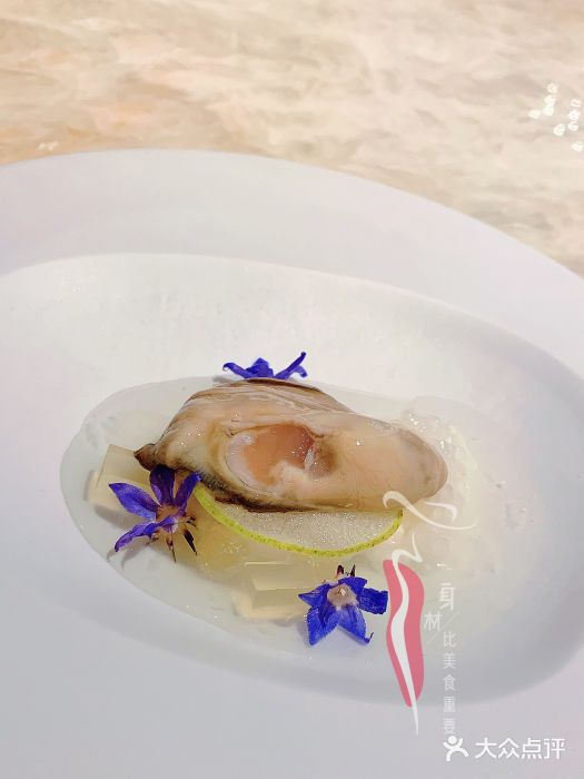 AZUR聚(香格里拉饭店)吉娜朵2号生蚝搭配干葱奶油及梨柱图片