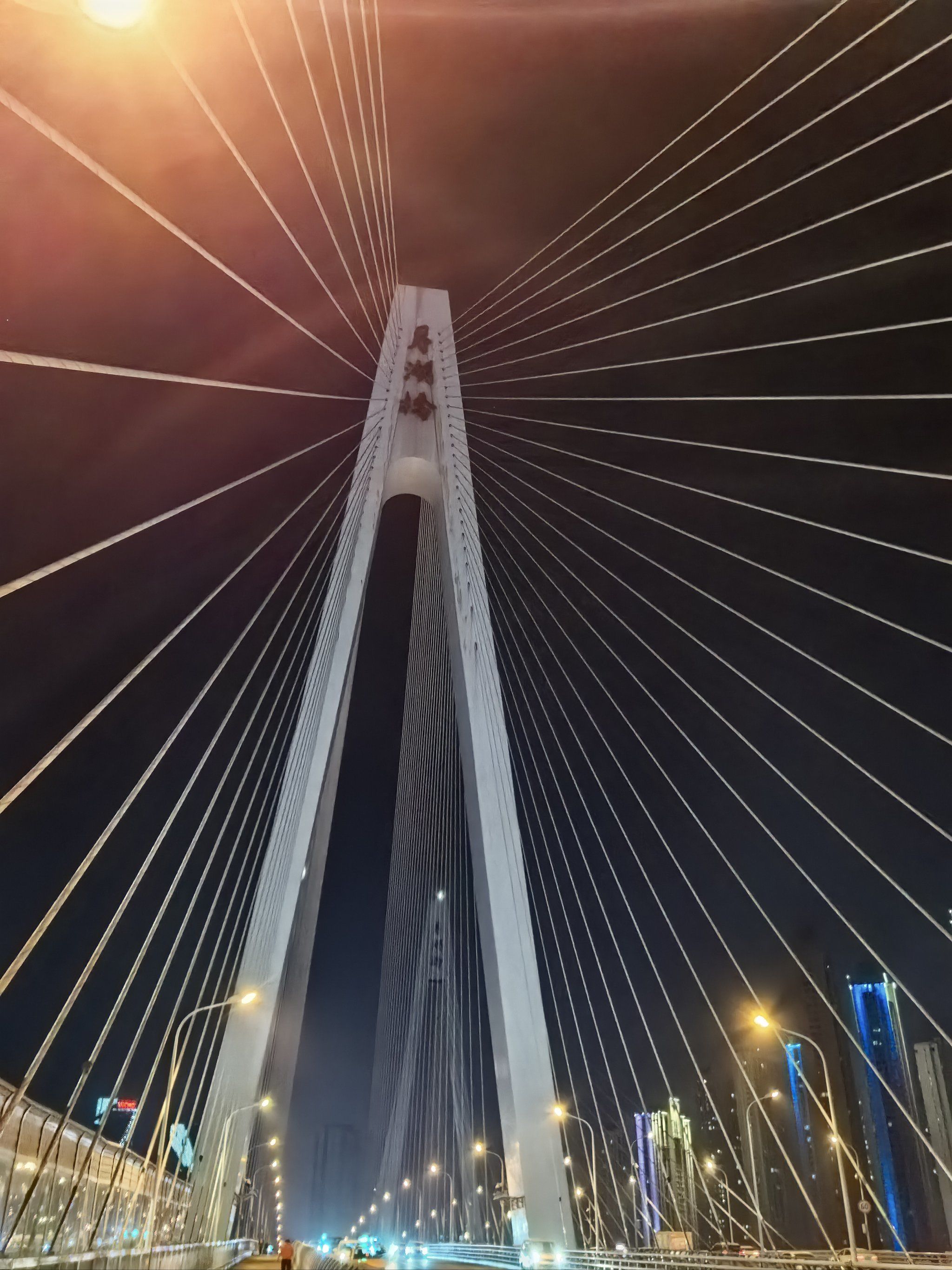 夜景手机随拍 
月湖桥重修后第一次上桥,人行道很宽,两岸的汉江在