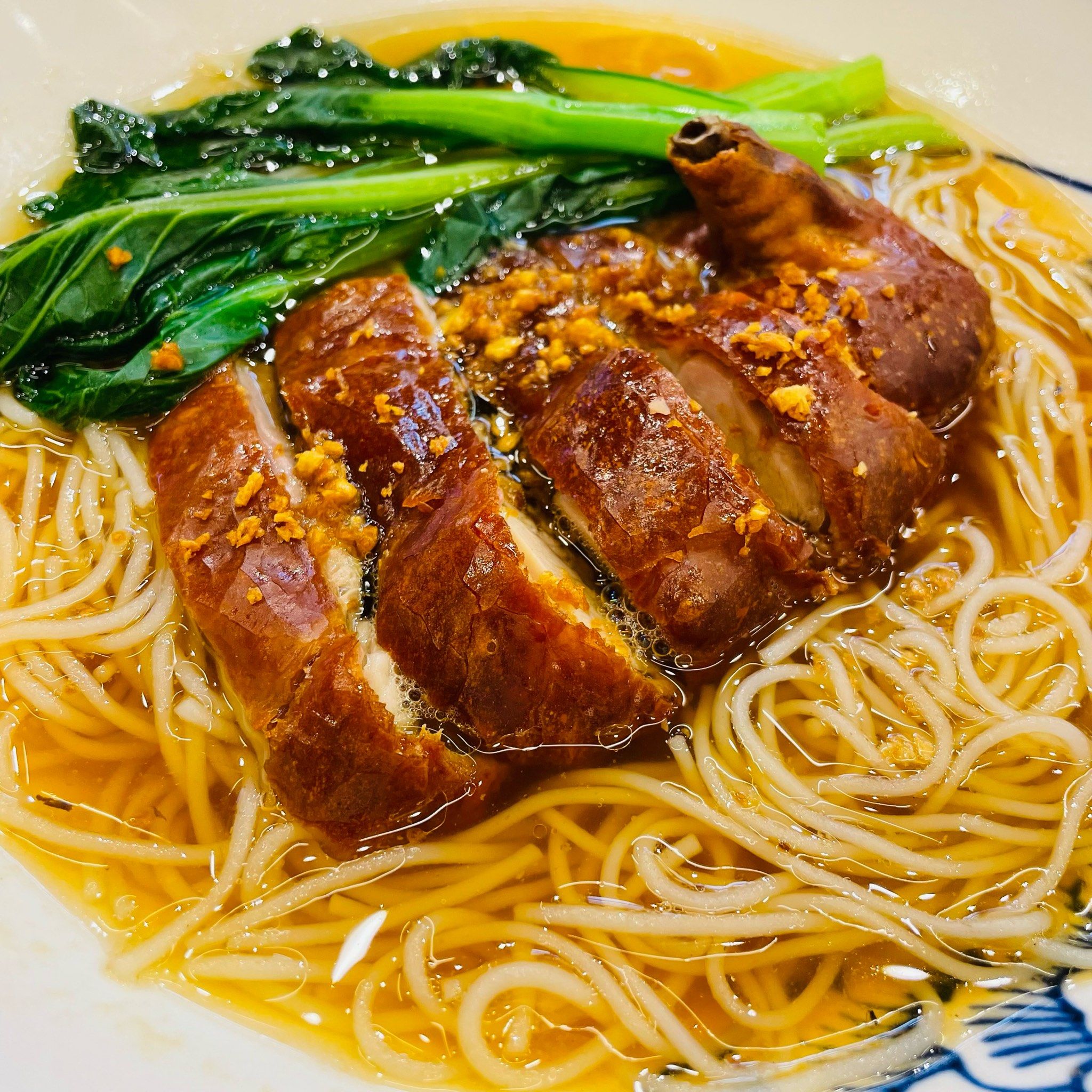 赶紧去嗦～
🍜看着有点油,但是粉的味道很清淡,可能是鸭腿的油,鸭