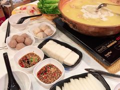 -鲜入围煮花胶鸡海鲜火锅