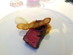 香煎牛脊排配清黄油烤马铃薯及慢火小洋葱-AZUR聚(香格里拉饭店)