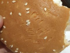 特别硬的汉堡&nbsp;&nbsp;我用指甲扣的-麦当劳(新王府井店)