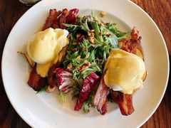 培根班尼迪克蛋-ROAST coffee & eatery