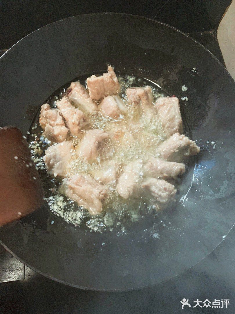 在山姆买的两斤排骨,价格便宜。主要想说说制作方法