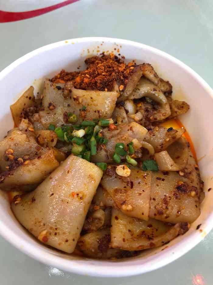 快哈特制烤米皮(鸿通城店)-"在贵阳站附近的二七路小吃街逛吃,虽然