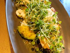 温海鲜色拉配牛油果-Carbon莫卡哆·意大利复古集市餐厅(杭州大厦店)