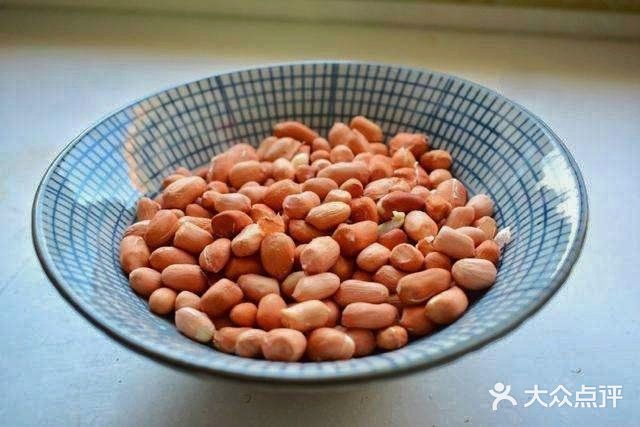 来一盘改良版的老醋果仁菠菜