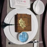 三文鱼和甜虾配上干冰和小花，氛围感十足。羊排每人一份