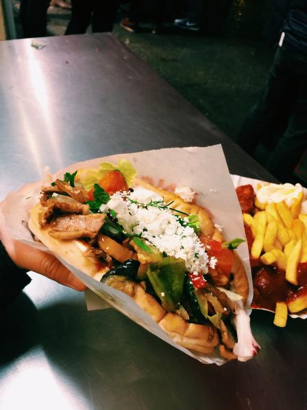 kebab据说是一个土耳其人传到欧洲的柏林貌似是风靡最早的地方来柏林