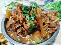 小笨鸡炖蘑菇土豆-高家大院烤全羊