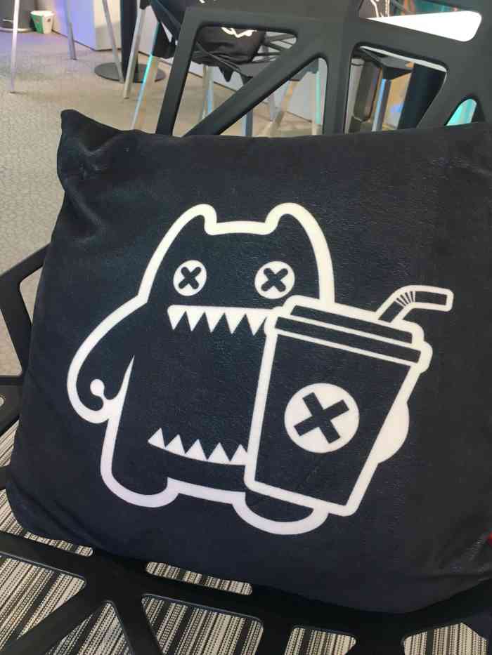 魔鬼猫潮饮(茂业百货店)-"环境很赞,过道都是自己形象的玩偶logo.