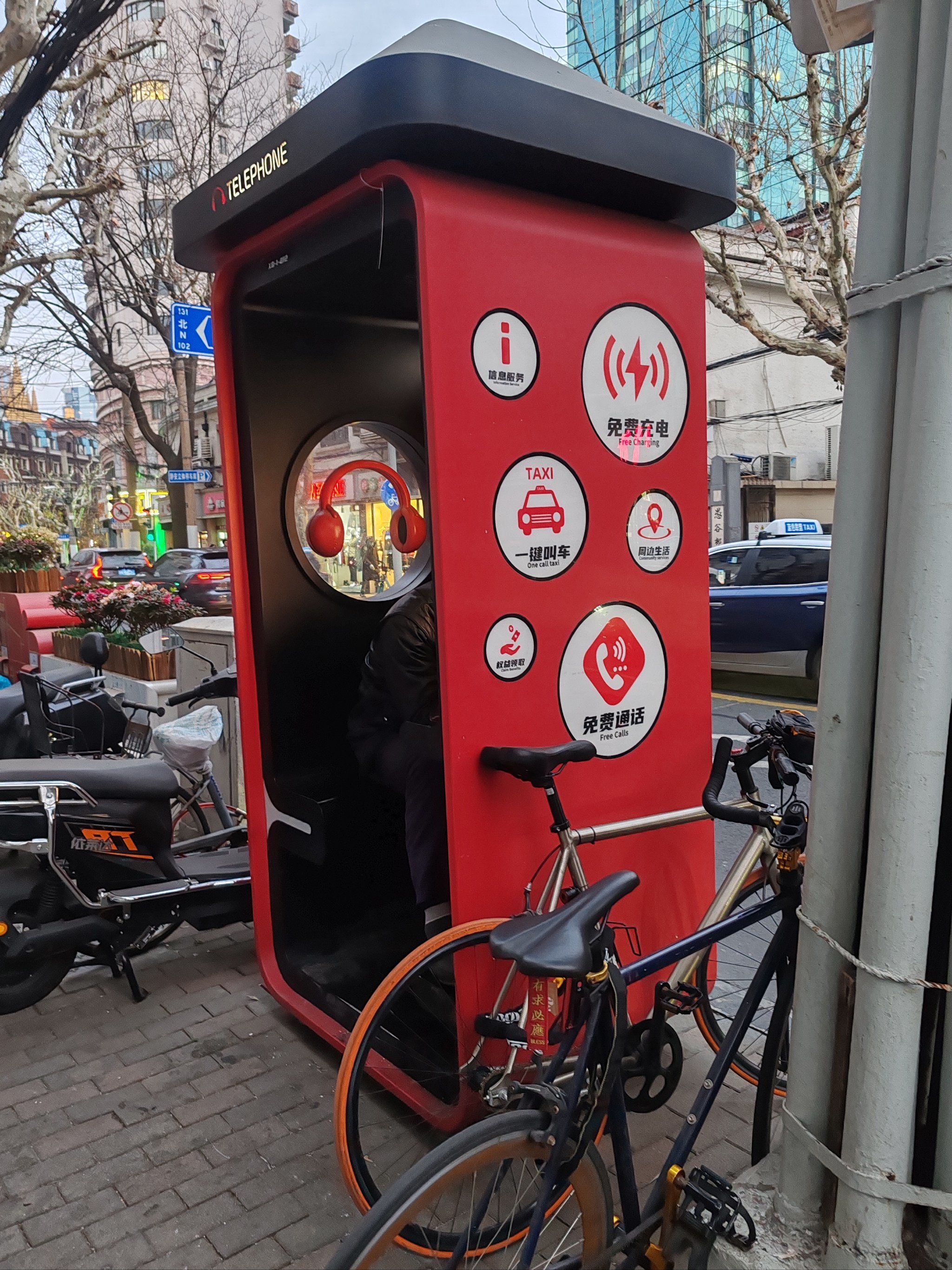 上海街头的公用电话亭