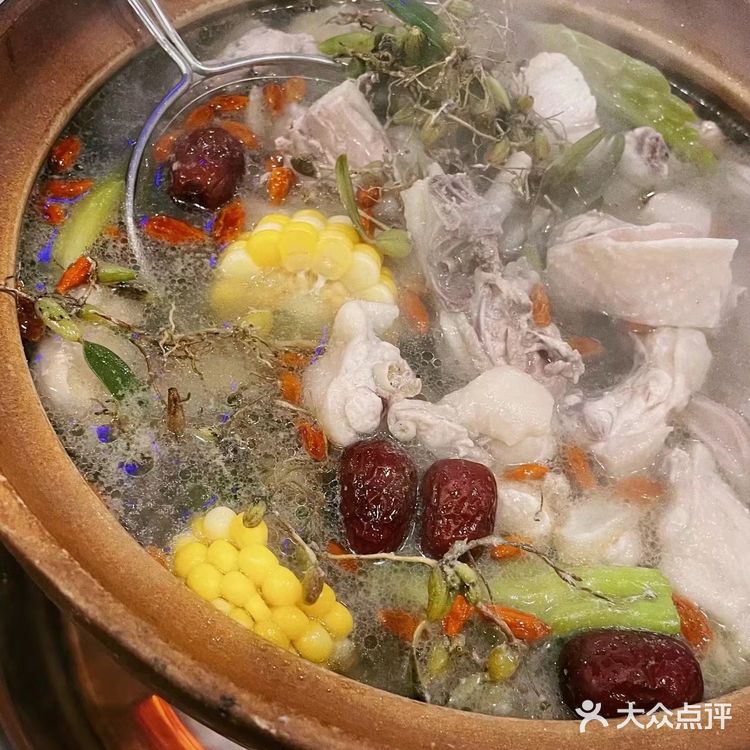 点了他们家的招牌石橄榄鸡煲哇塞～汤底真的很清