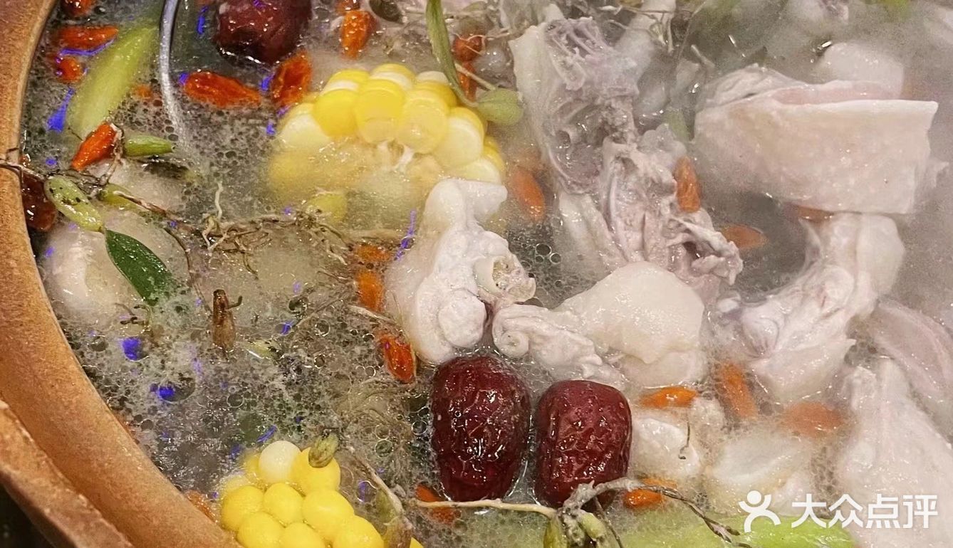 点了他们家的招牌石橄榄鸡煲哇塞～汤底真的很清