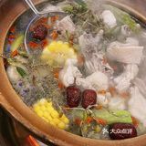 点了他们家的招牌石橄榄鸡煲哇塞～汤底真的很清