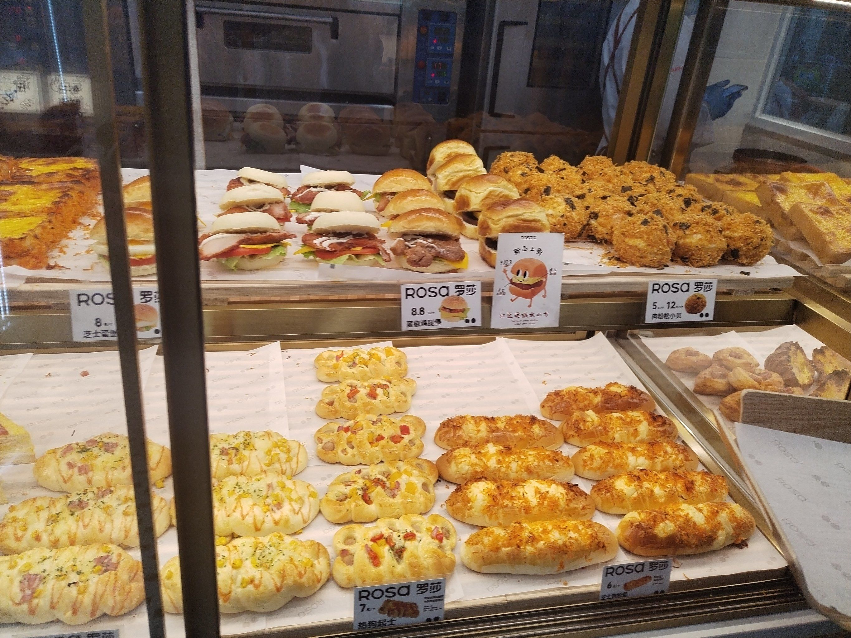 罗莎重新装修后又出来好多新品,现烤面包也