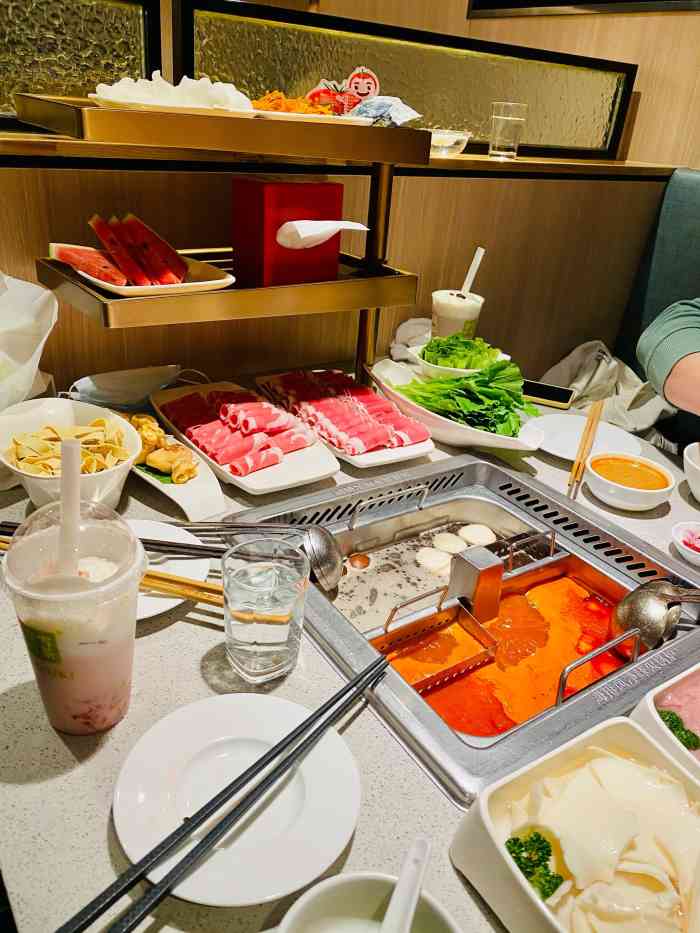 海底捞火锅(大连商场店)-"在海底捞吃饭真的是又好吃又好玩做游戏看.