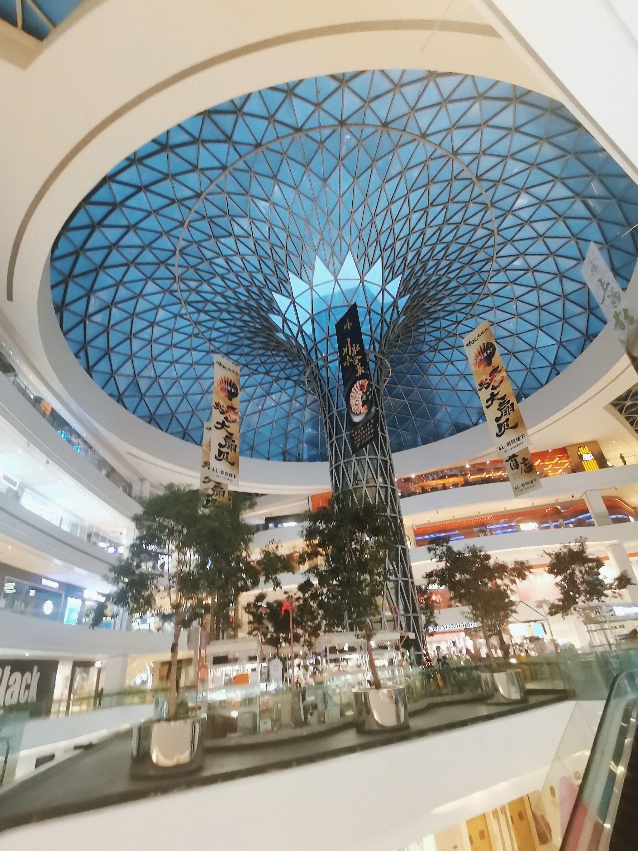 「luone凯德晶萃广场(徐家汇路店)」环境不错,可以来转转,就是圣诞