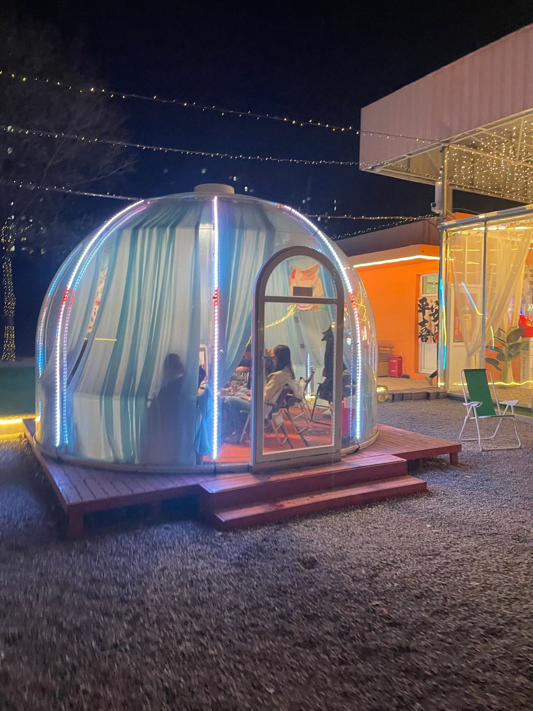 星空泡泡屋露营烤肉的浪漫选择