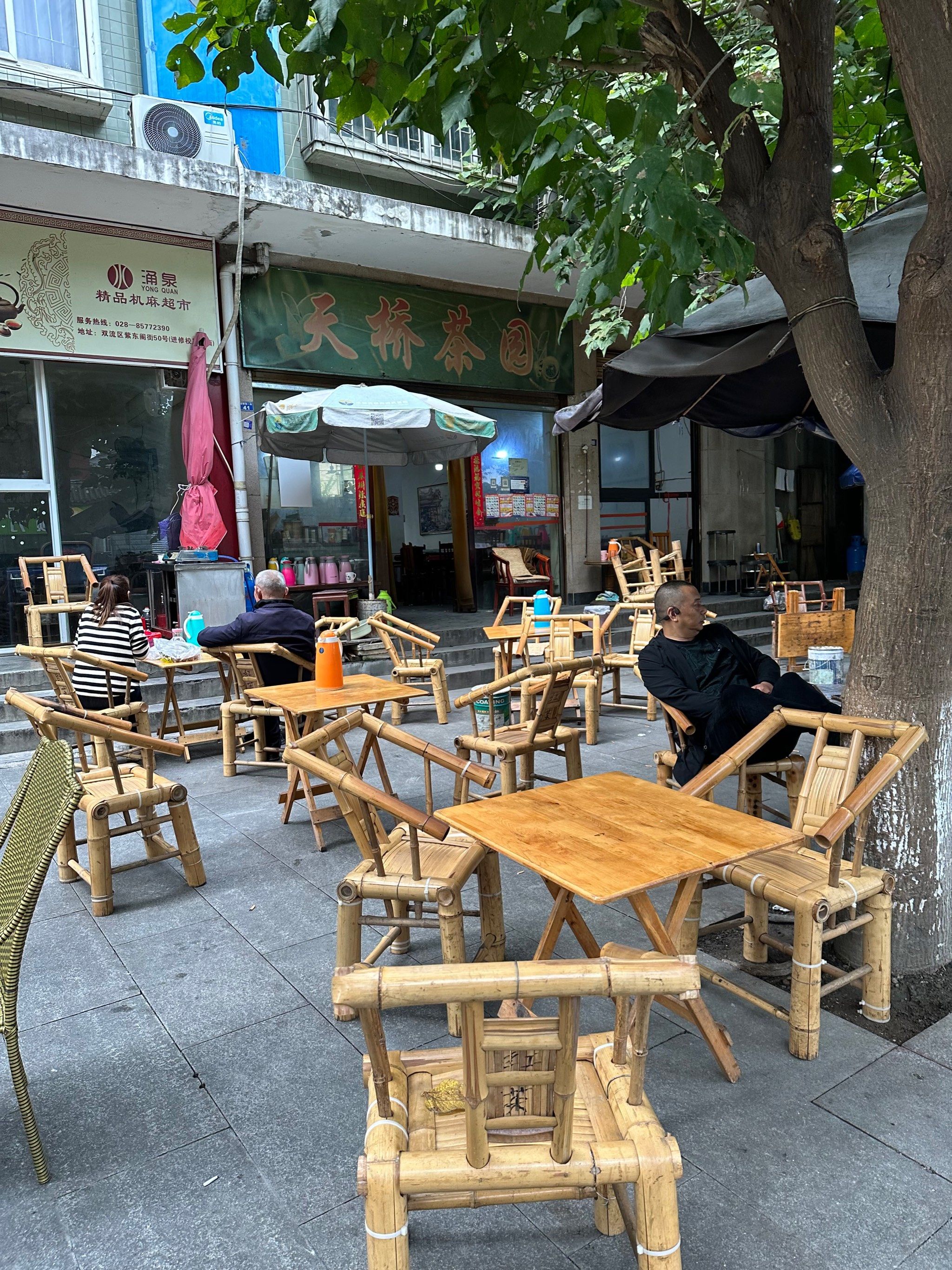 来成都也快有半年了,发现成都人真的是好悠闲,茶馆麻将馆,大街小巷