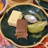 以和牛畅吃为特色，牛肩肉、牛上脑肉质鲜嫩多汁、纹路清晰