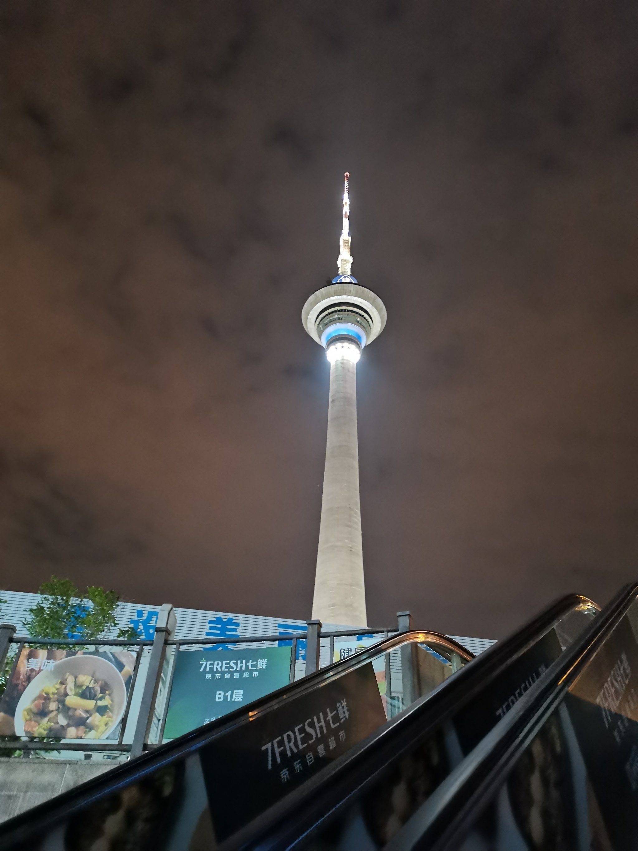 细雨中家门口的天塔