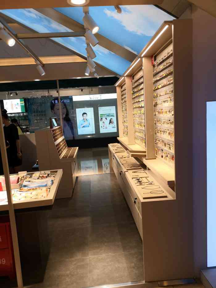 萱子饰品(南街店铺店)-"萱子饰品在东百a馆负二层,与c馆的连接通.