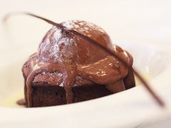 Salon&nbsp;de&nbsp;Ville&nbsp;の&nbsp;现烤热巧克力浆果布丁&nbsp;姜饼巧克力雪芭&nbsp;橙味君度酒汁（横）-Salon de Ville浦江汇(上海外滩华尔道夫酒店店)