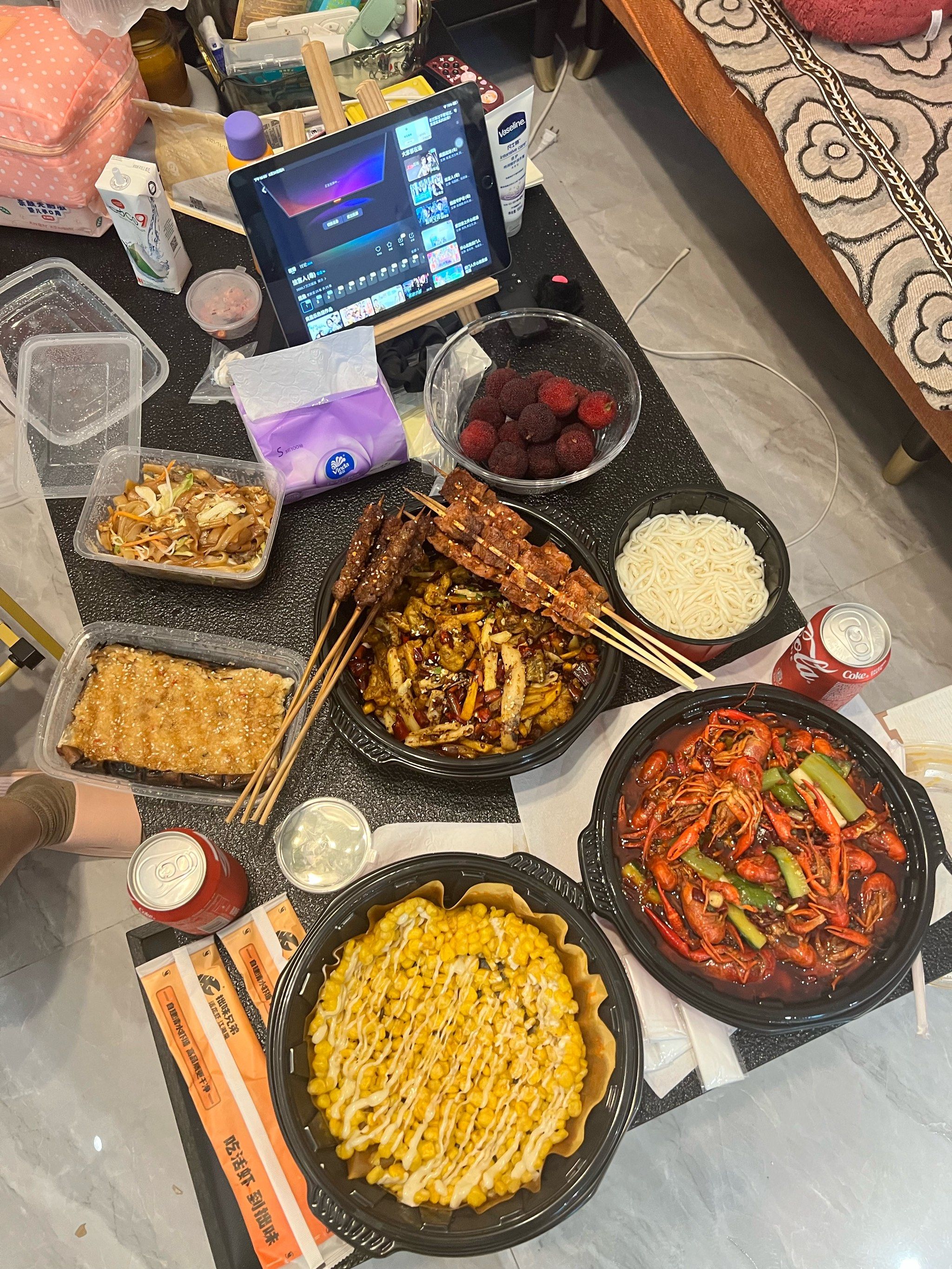 最快乐的夜晚就是点好外卖然后
和小伙伴一起看电视一起吃外卖
真