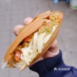 老板就摆自己小卖部外面的