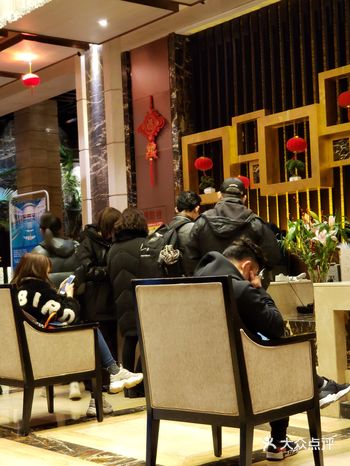 大过年的老公兄弟三家一起十几人来到了水力方