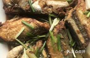 Pan-fried and Braised Bright Needle Fish