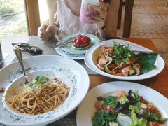 -Chom Cafe and Restaurant